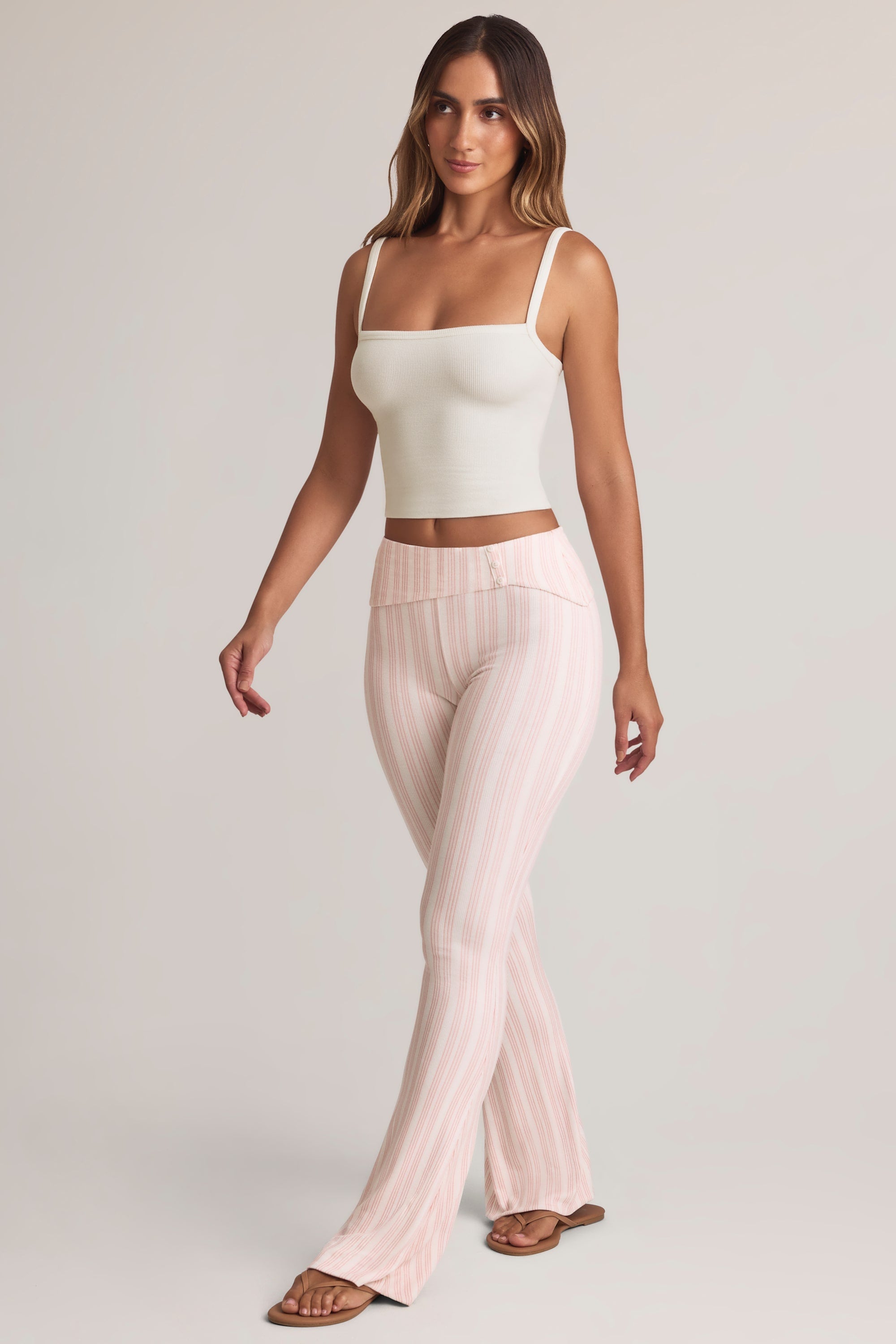 Pantalones acampanados de modal con cintura plegada de tiro medio, estampado a rayas