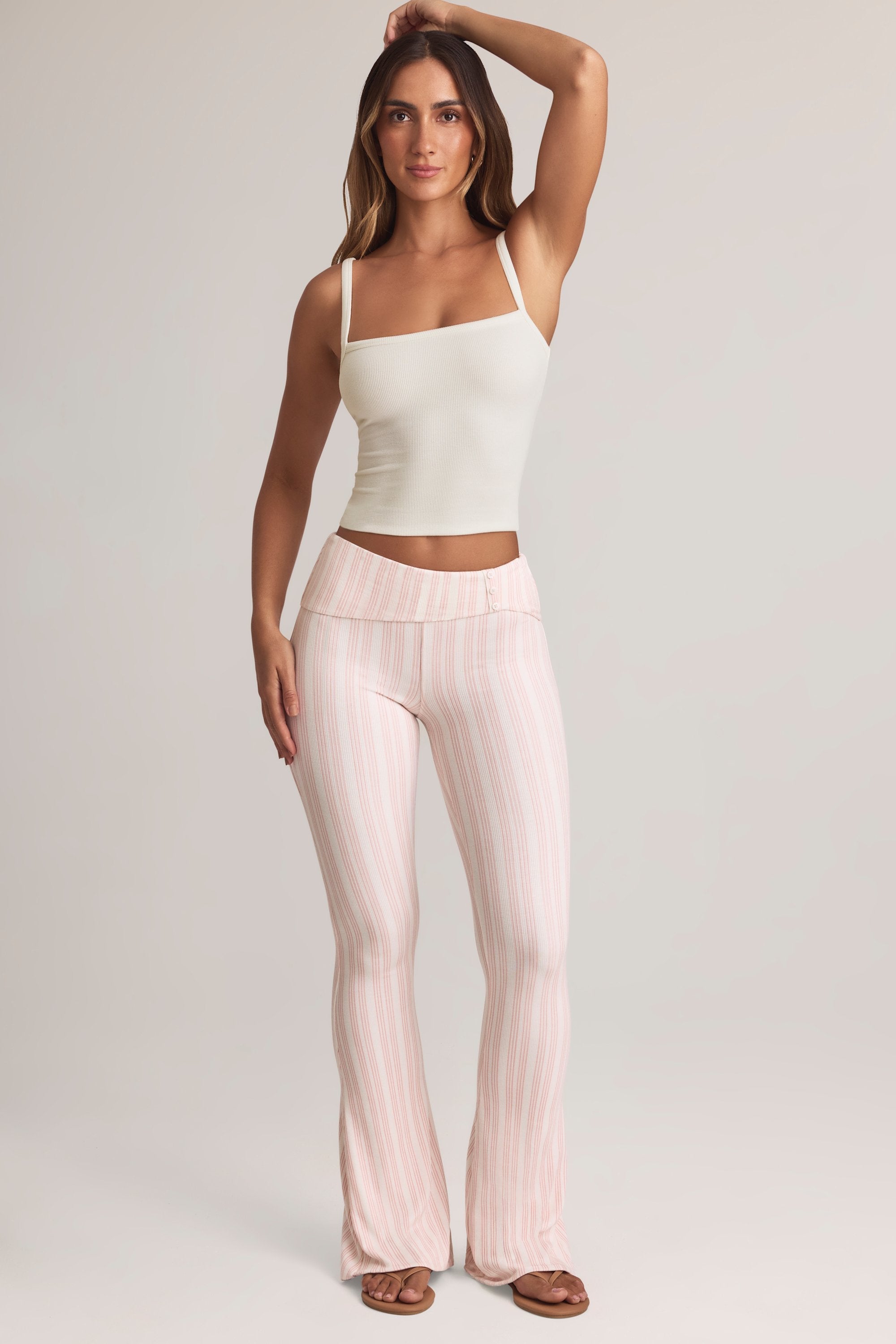 Pantalones acampanados de modal con cintura plegada de tiro medio, estampado a rayas