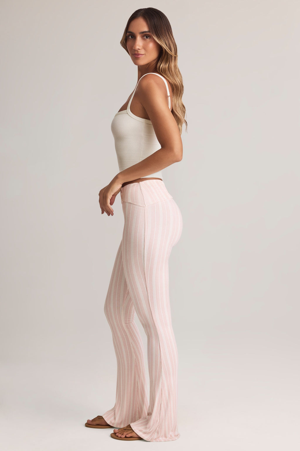 Pantalones acampanados de modal con cintura plegada de tiro medio, estampado a rayas