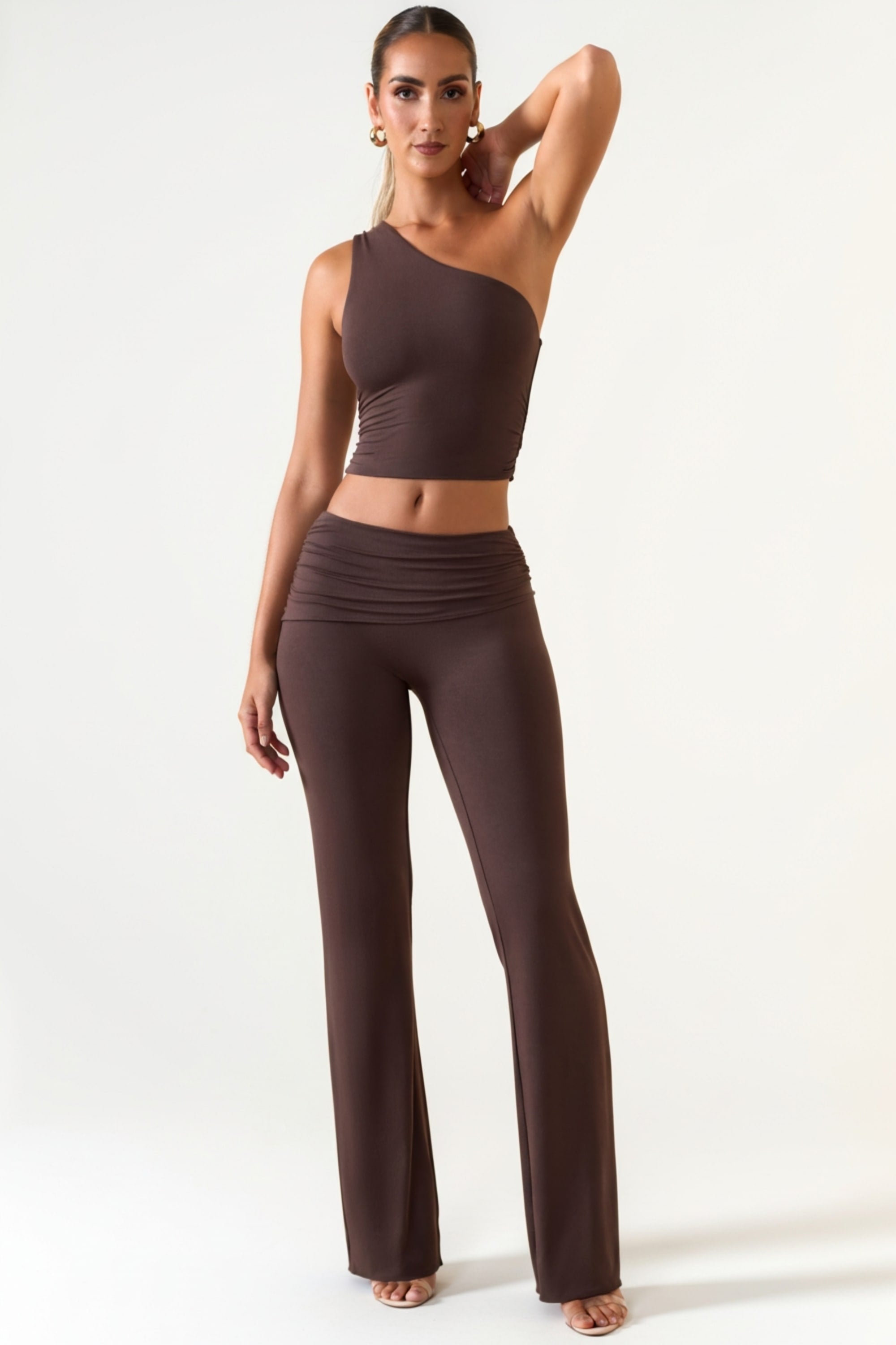 Pantalones de tiro medio de pierna recta en color marrón chocolate