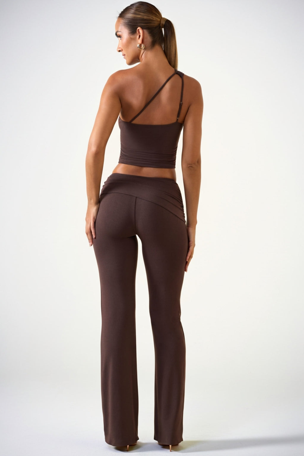 Pantalones de tiro medio de pierna recta en color marrón chocolate