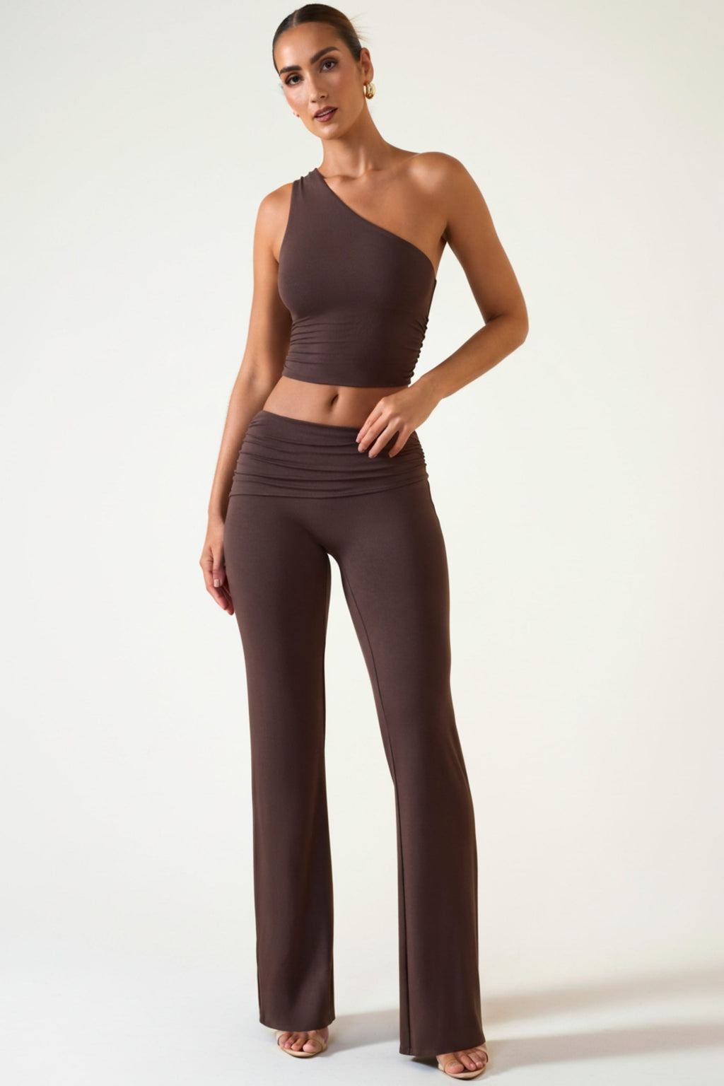 Pantalones de tiro medio de pierna recta en color marrón chocolate
