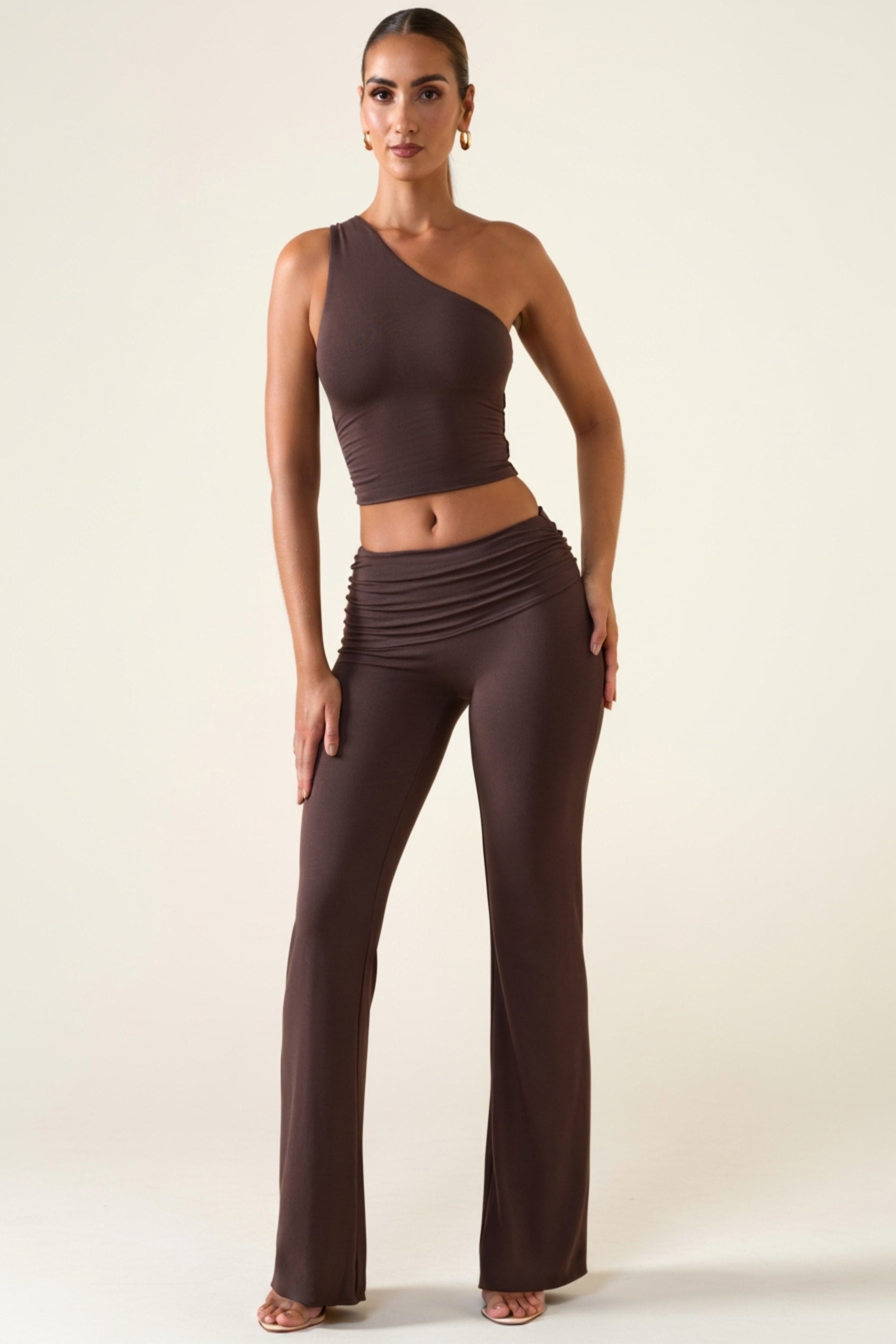 Pantalones de tiro medio de pierna recta en color marrón chocolate
