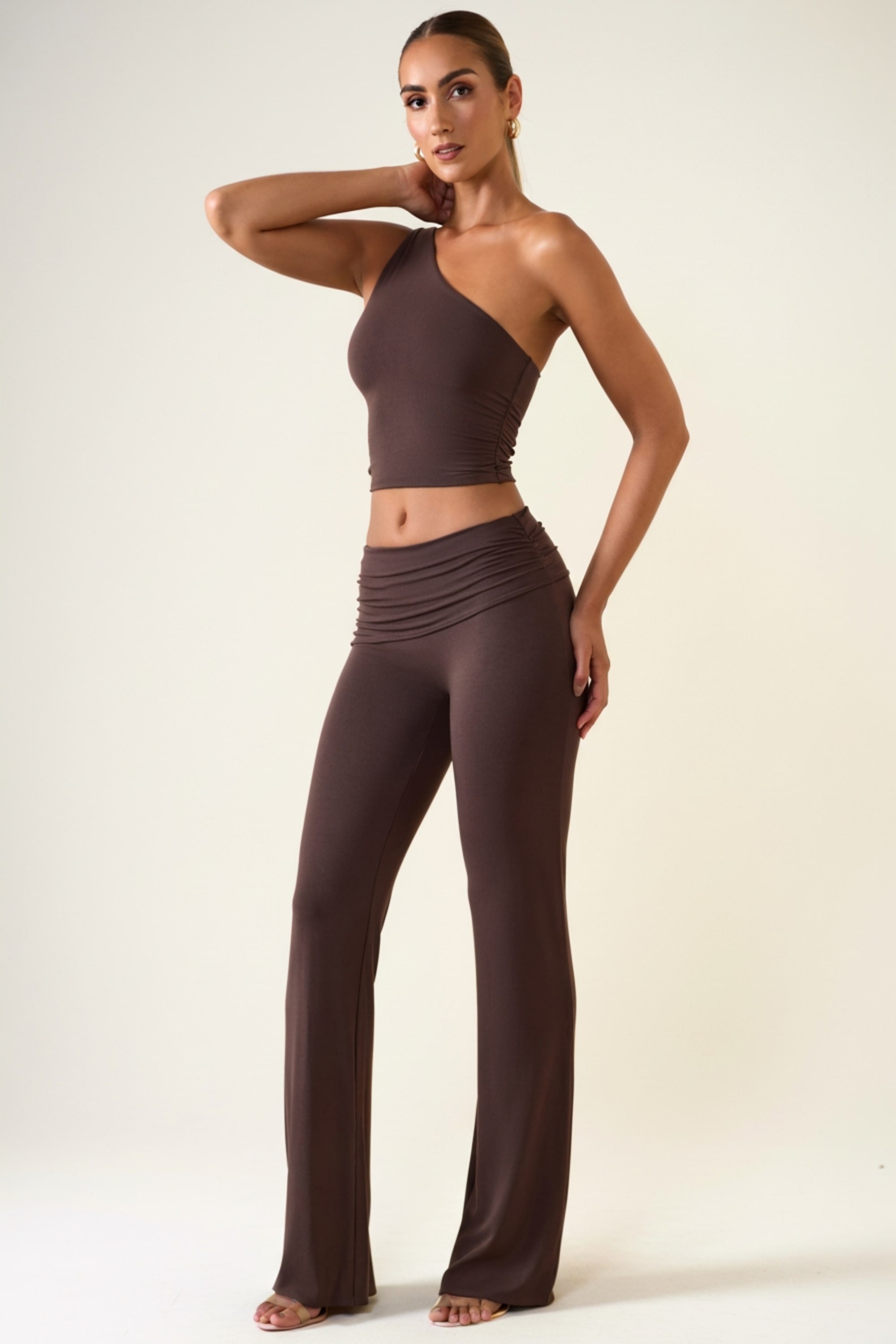 Pantalones de tiro medio de pierna recta en color marrón chocolate