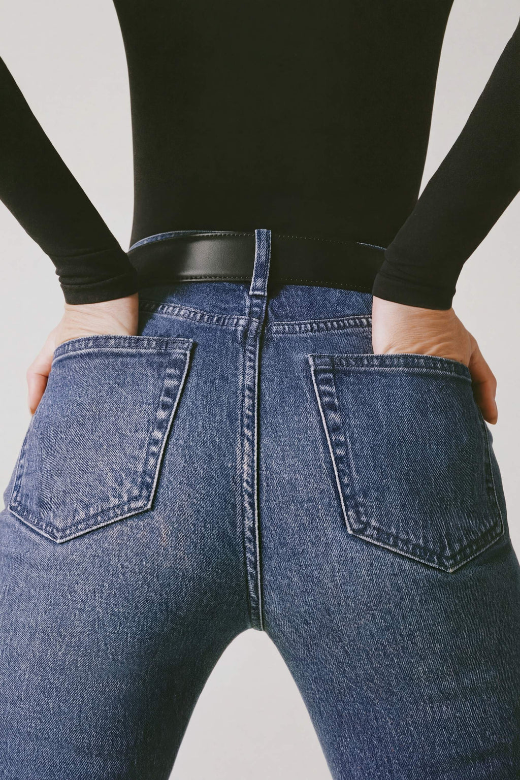 Jeans de tiro alto acampanados en lavado índigo