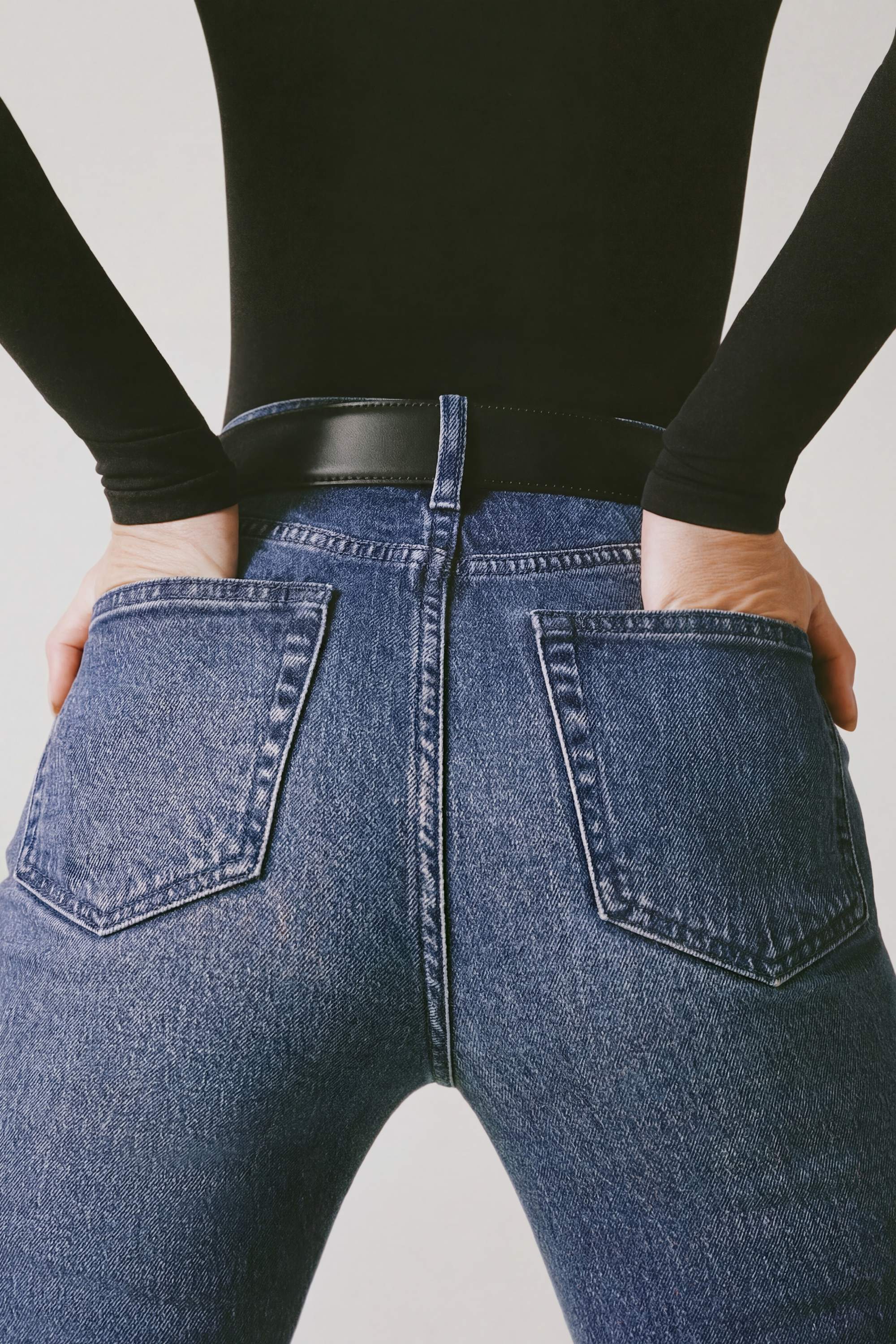 Jeans de tiro alto acampanados en lavado índigo