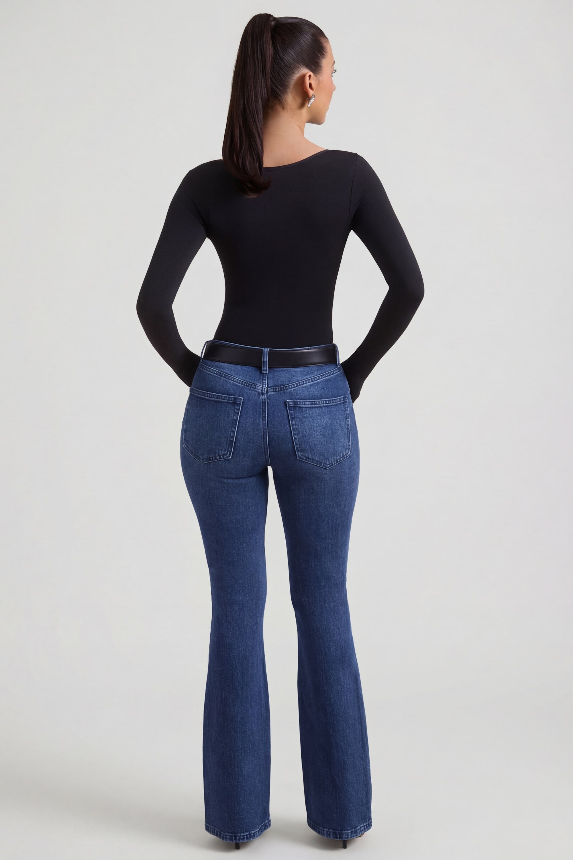Jeans de tiro alto acampanados en lavado índigo