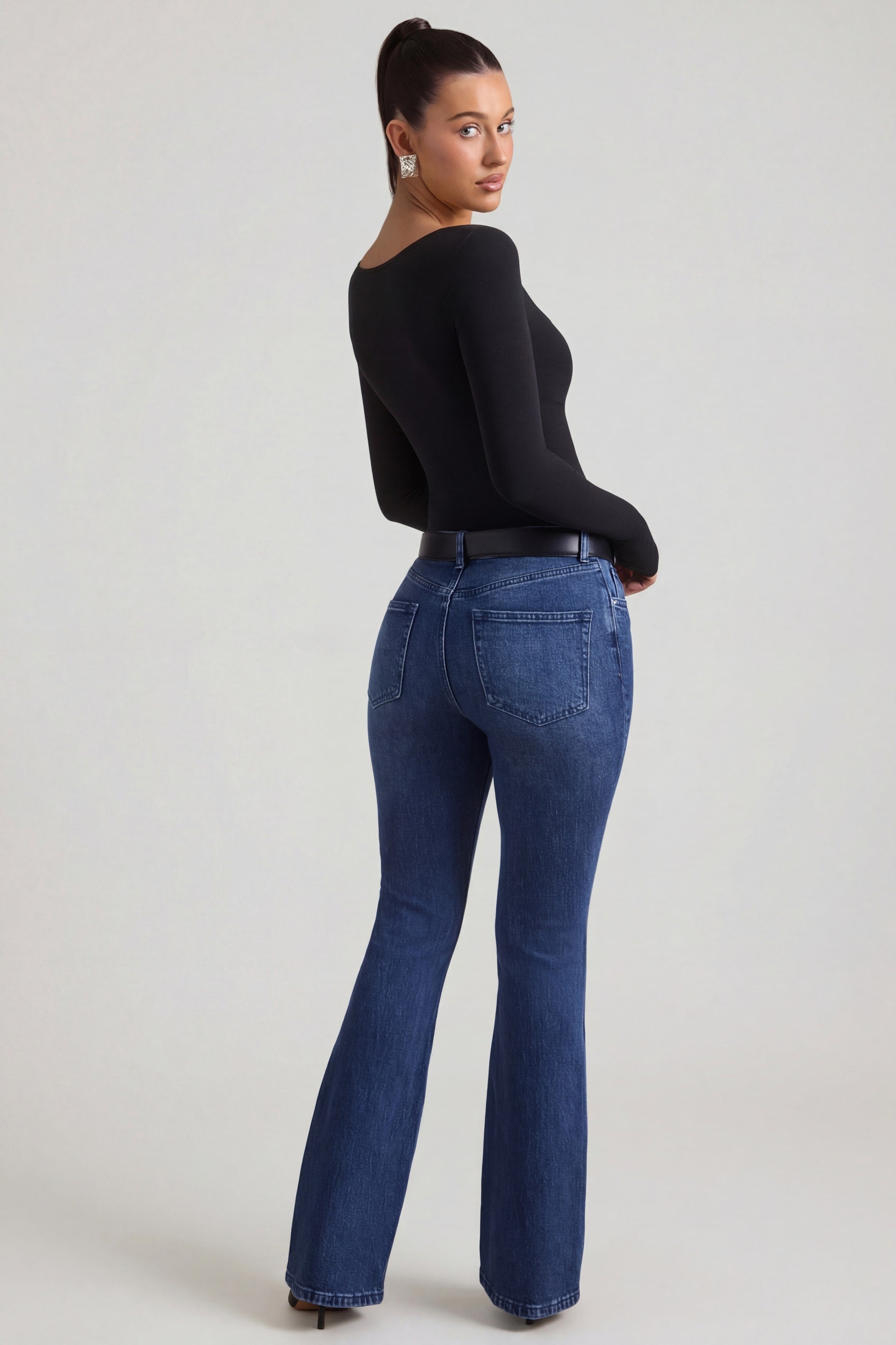 Jeans de tiro alto acampanados en lavado índigo
