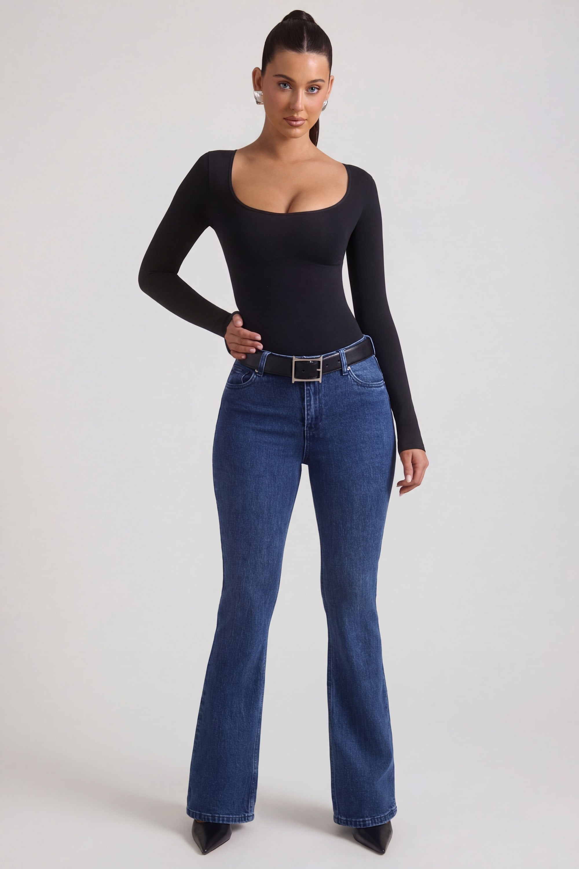 Jeans de tiro alto acampanados en lavado índigo