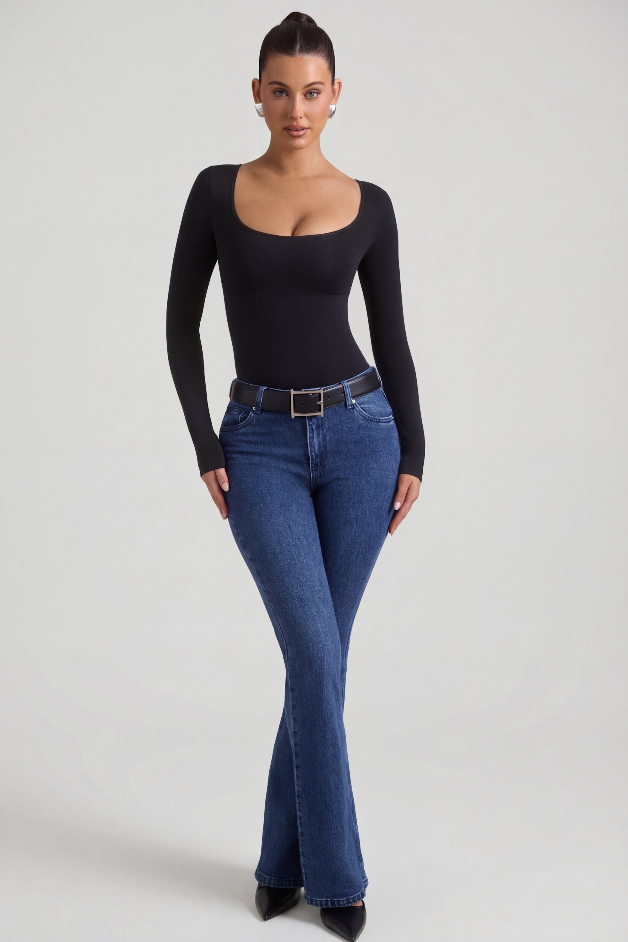 Jeans de tiro alto acampanados en lavado índigo