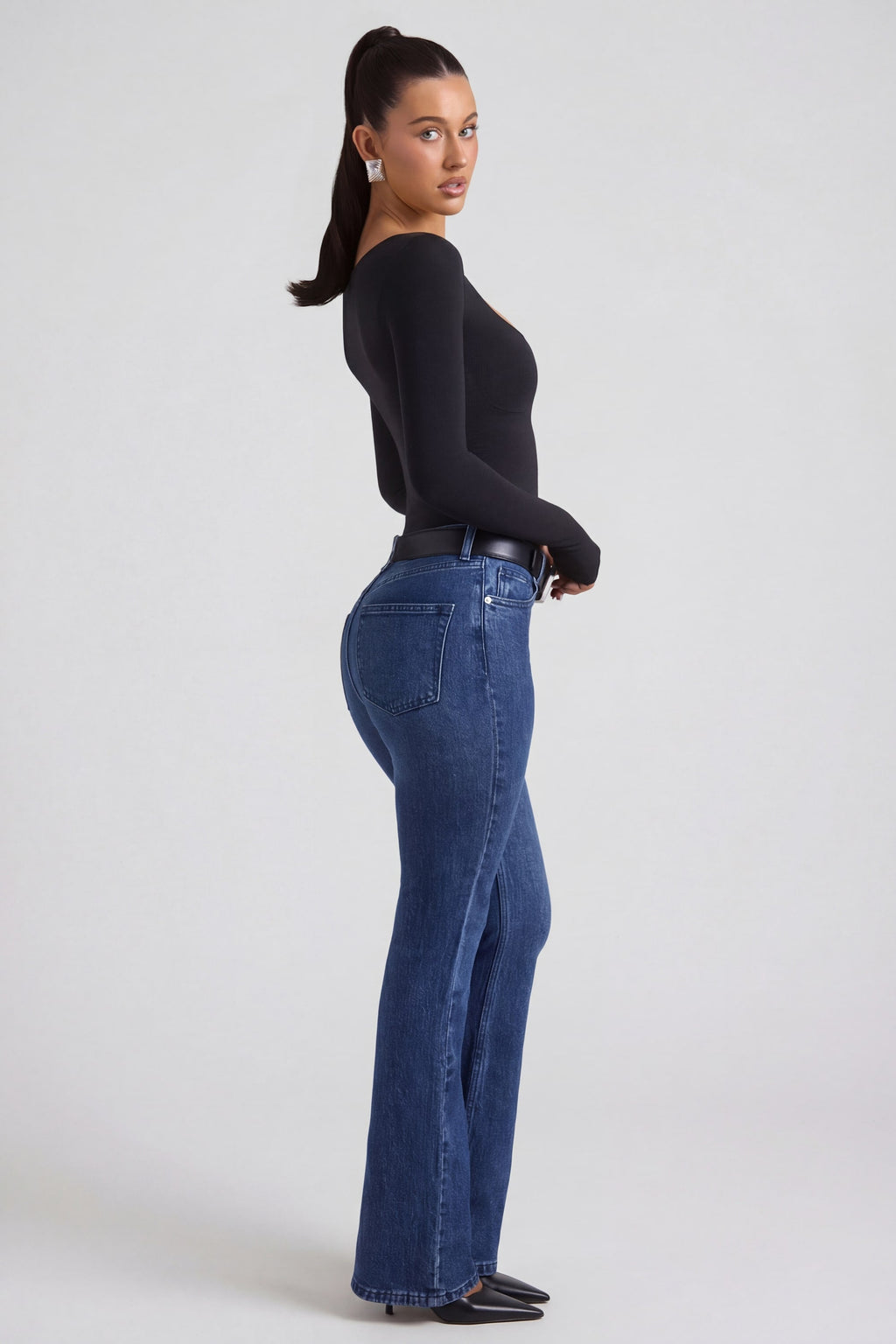 Jeans de tiro alto acampanados en lavado índigo