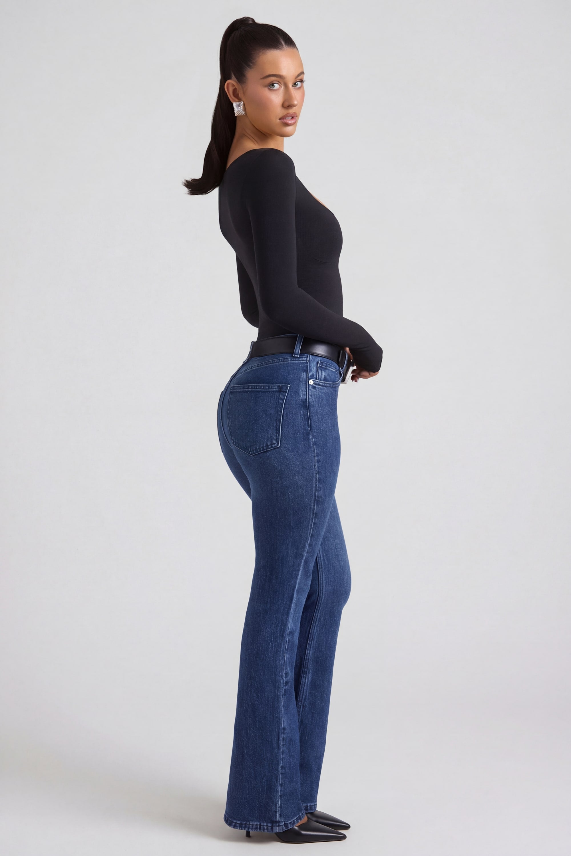 Jeans de tiro alto acampanados en lavado índigo