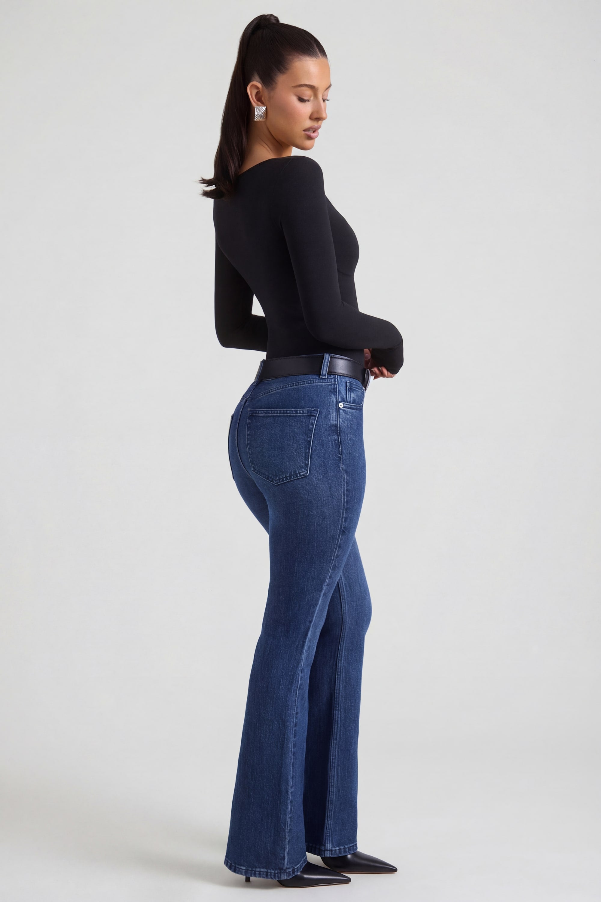 Jeans de tiro alto acampanados en lavado índigo
