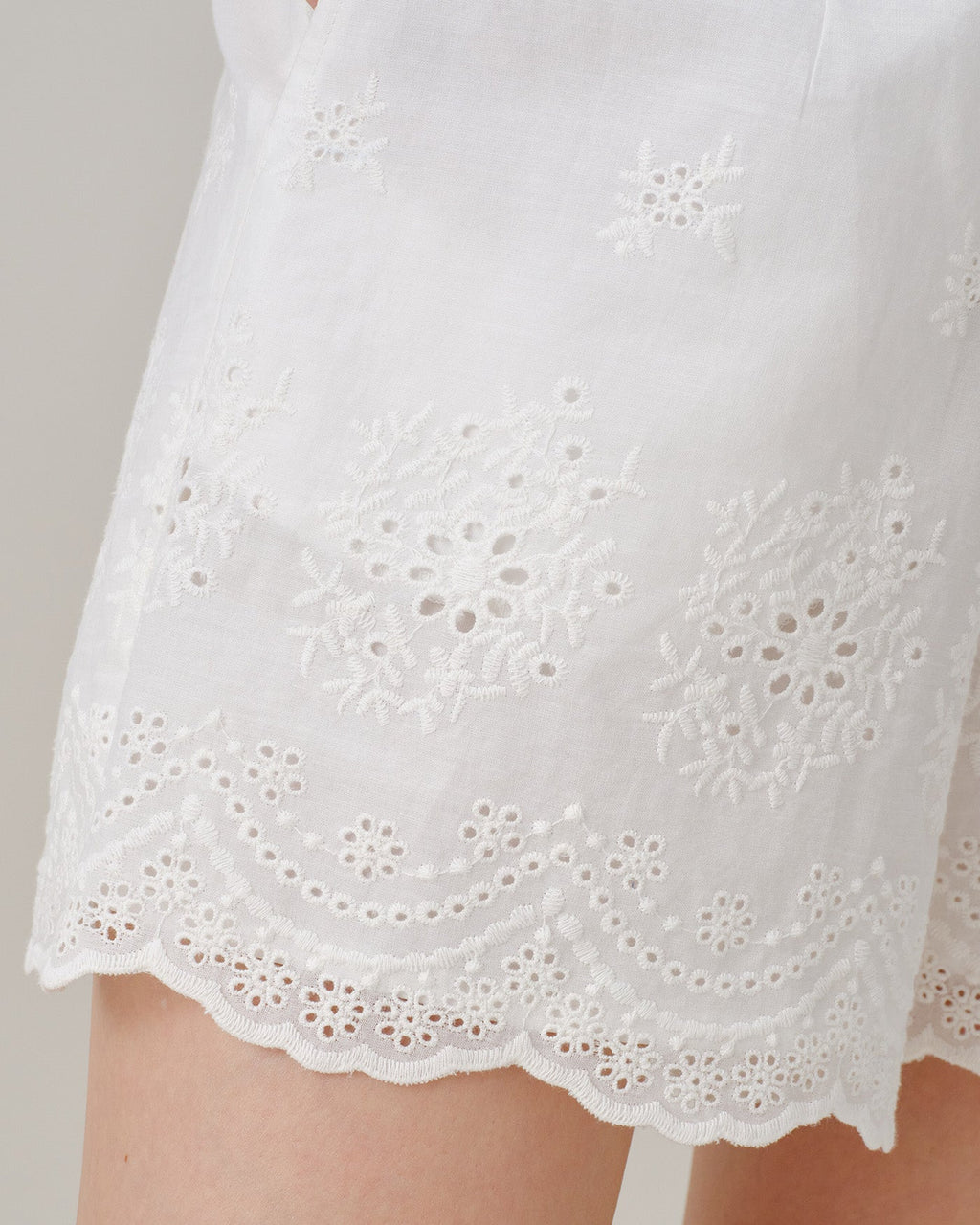 White Solid Embroidery Pockets Shorts